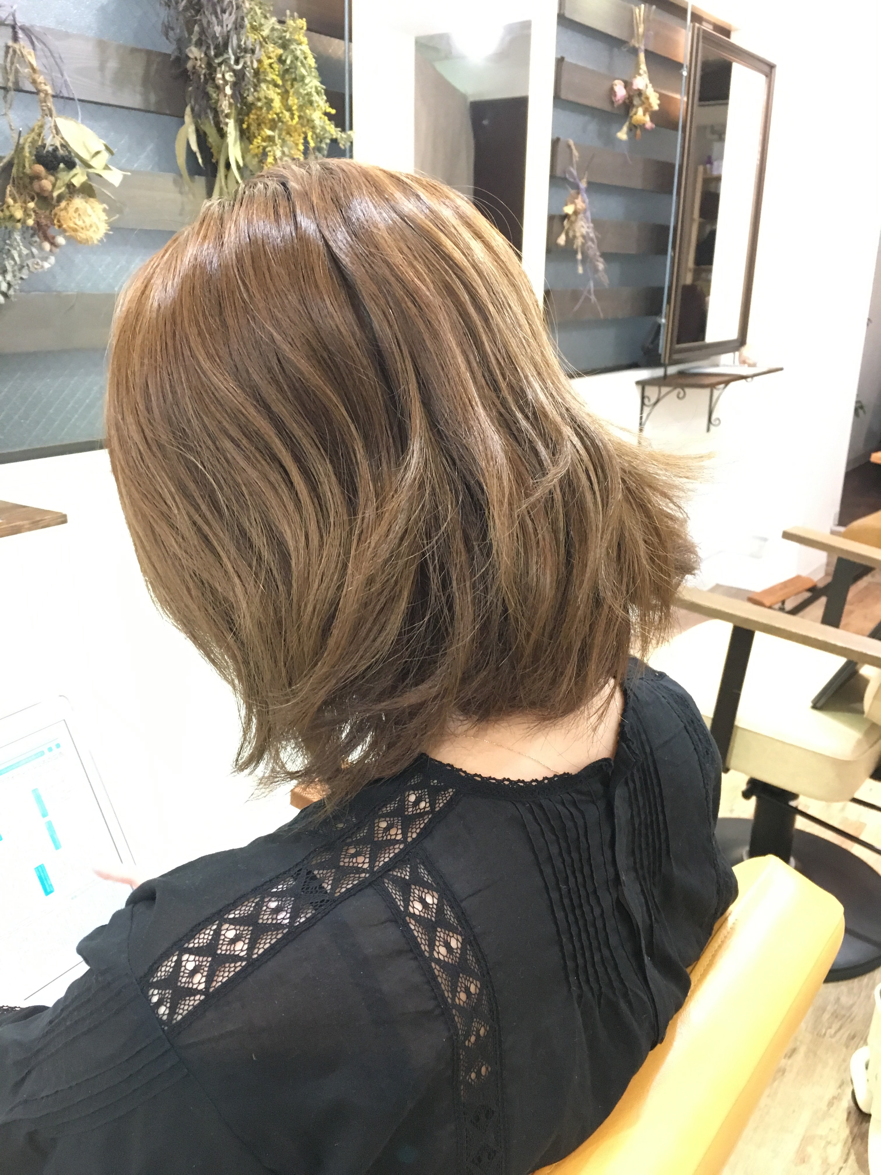 ブログ見てのご来店 １年後に結婚式を控えて 髪を綺麗に伸ばしていきます 毛先はブリーチ毛 プリンが目立たないように Liss 恵比寿 フリーランス美容師のみの美容室 代表 渡辺真一 地毛に戻す美容師 コンプレックス お悩み相談